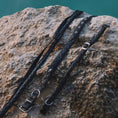 Bild in Galerie-Betrachter laden, Halsband verstellbar in der Länge im modisch elegantem Rautendesign auf Felsen gelegt