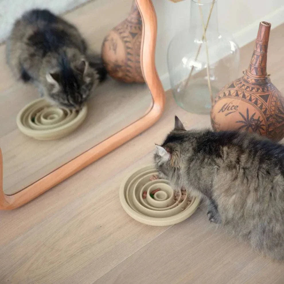 Cat using Fressnapf ANTISCHLING Design slow feeder bowl, made from sustainable Polysand.