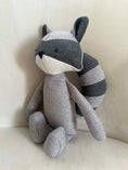 Bild in Galerie-Betrachter laden, Kuscheltier Wil der Waschbär mit Knisterohren und robustem Oekotexstoff, handgefertigt, ca. 30cm.