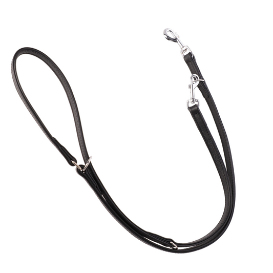 Verstellbare schwarze und braune Hundeleine aus hochwertigem naturbelassenem Leder mit rostfreiem Karabiner und drei Längenoptionen.