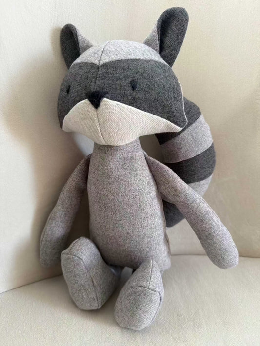 Kuscheltier Spielzeug Wil der Waschbär mit Knisterohren & Oekotexstoff handgefertigt, ca. 30cm groß.