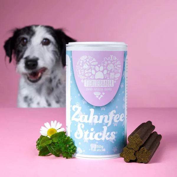 Haut, Fell und Zähne Bundle von Tierliebhaber featuring Zahnpflege Sticks and natural ingredients with a happy dog in the background.