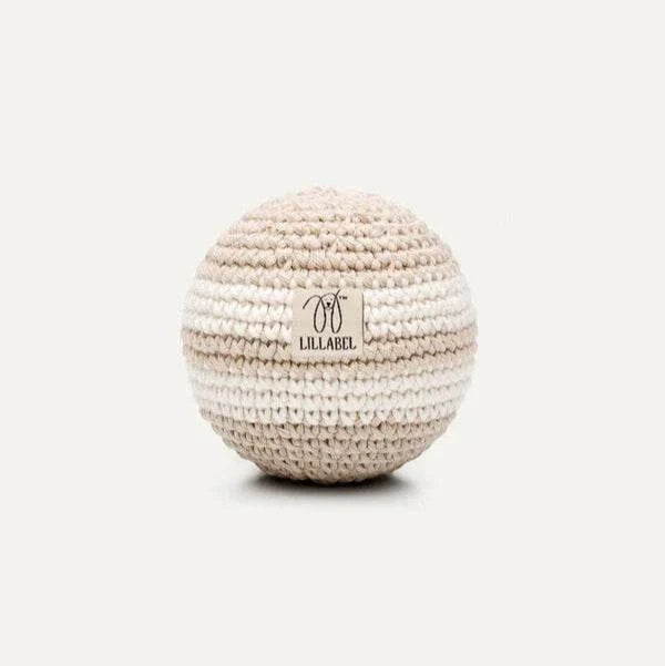 Häkelball-Spielzeug aus weicher Bio-Baumwolle im schlichten Design.
