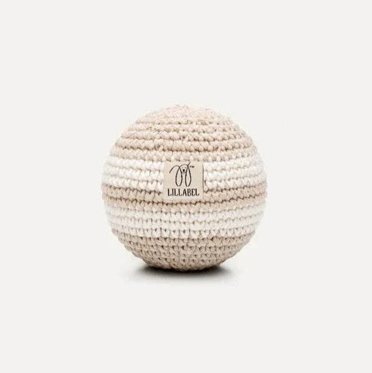 Häkelball-Spielzeug aus weicher Bio-Baumwolle im schlichten Design.