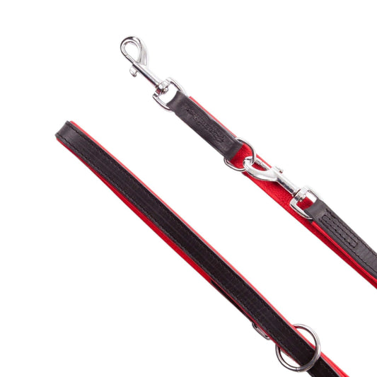 Verstellbare Hundeleine aus Leder in rot-schwarz mit Metallkarabiner.