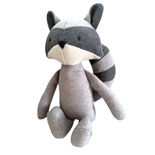 Kuscheltier Waschbär Wil mit Knisterohren aus robustem Oekotexstoff.