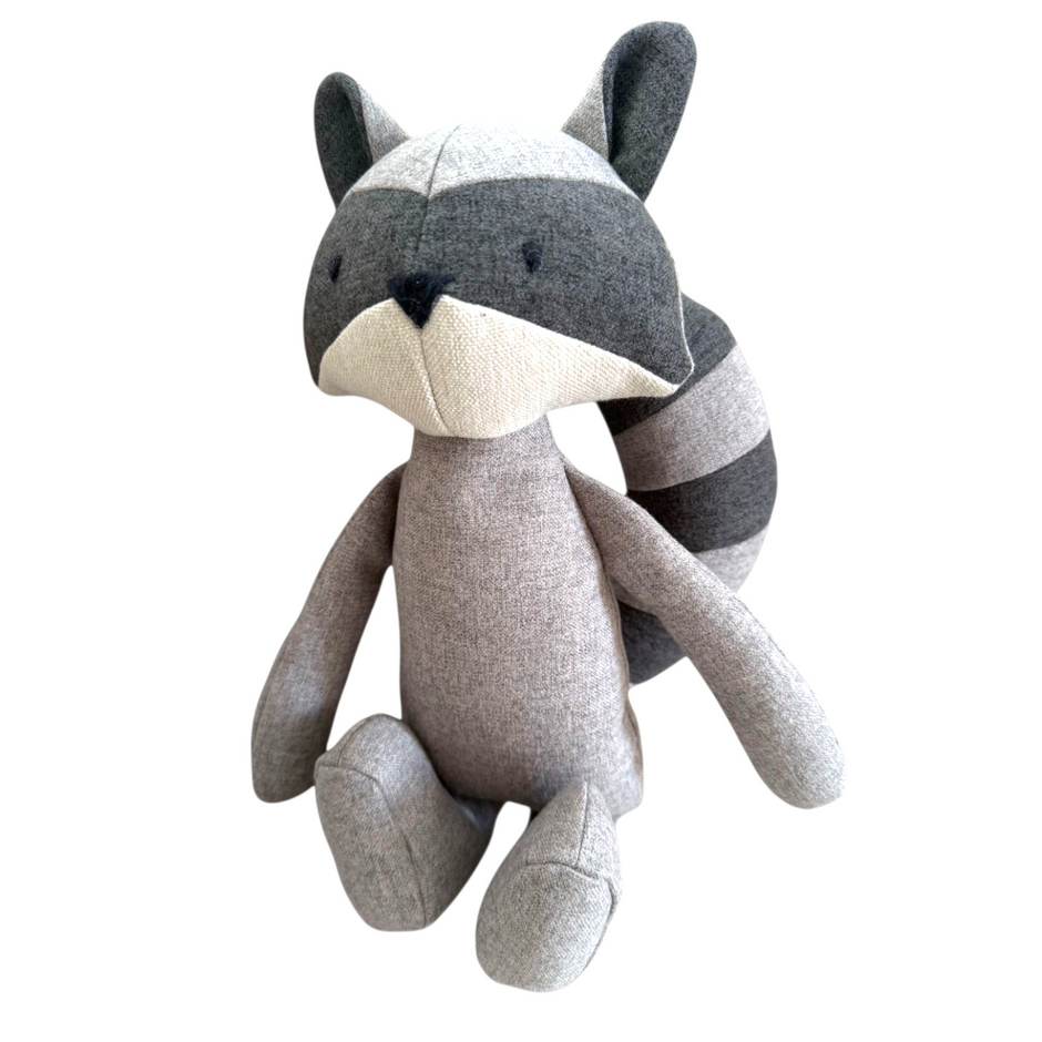 Kuscheltier Waschbär Wil mit Knisterohren aus robustem Oekotexstoff.