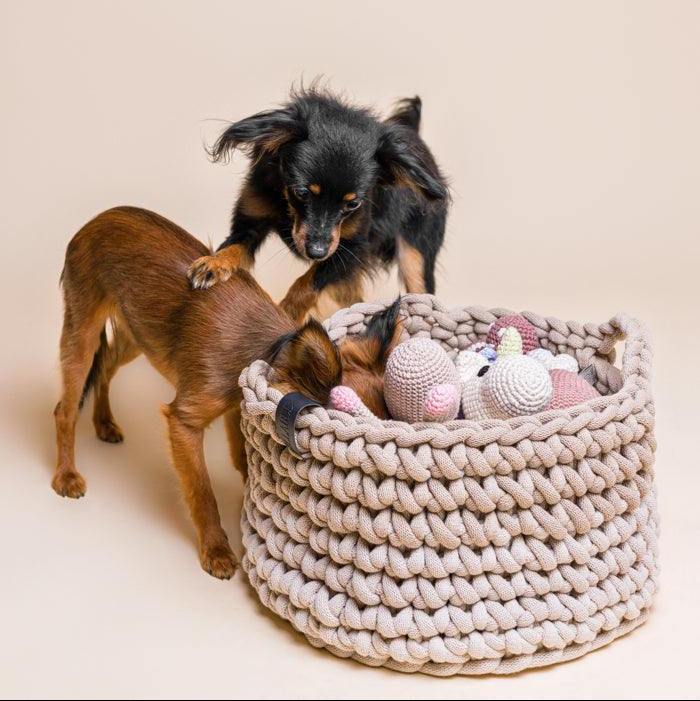 Spielzeugkorb aus nachhaltig recycelter Baumwollkordel creme und beige mit spielenden Hunden