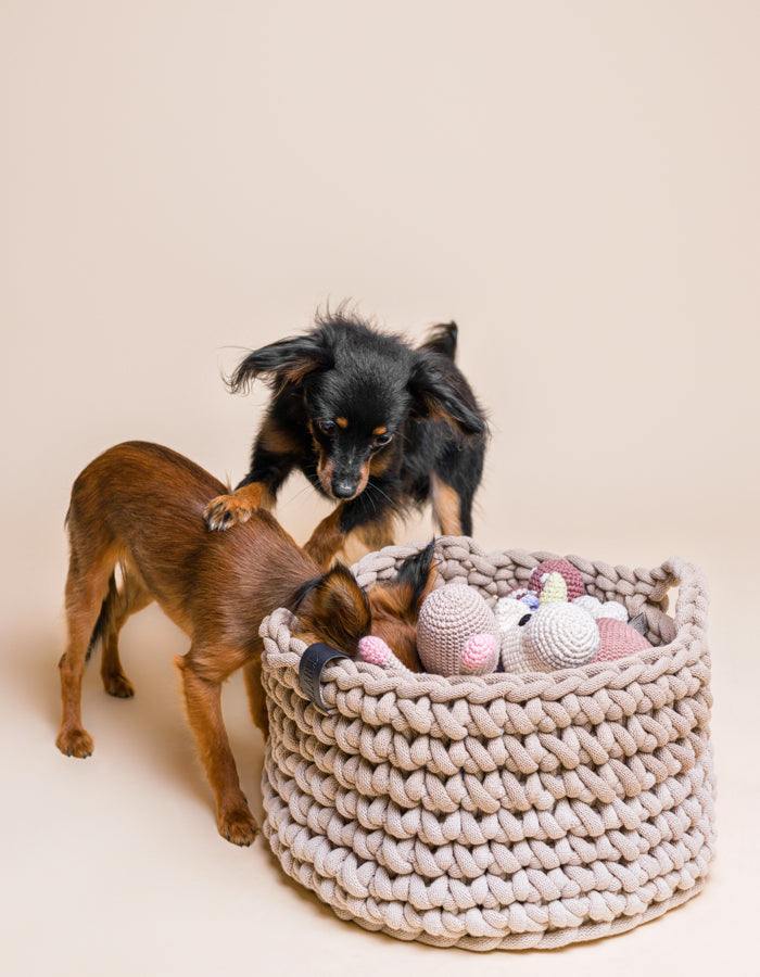 Spielzeugkorb aus nachhaltig recycelter Baumwollkordel creme und beige mit spielenden Hunden